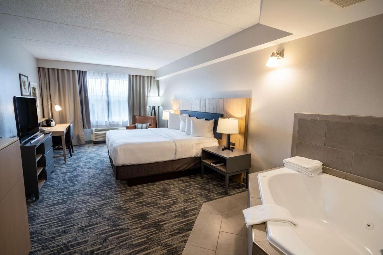 Hotel Country & By Radisson, Penn State Area , Pa