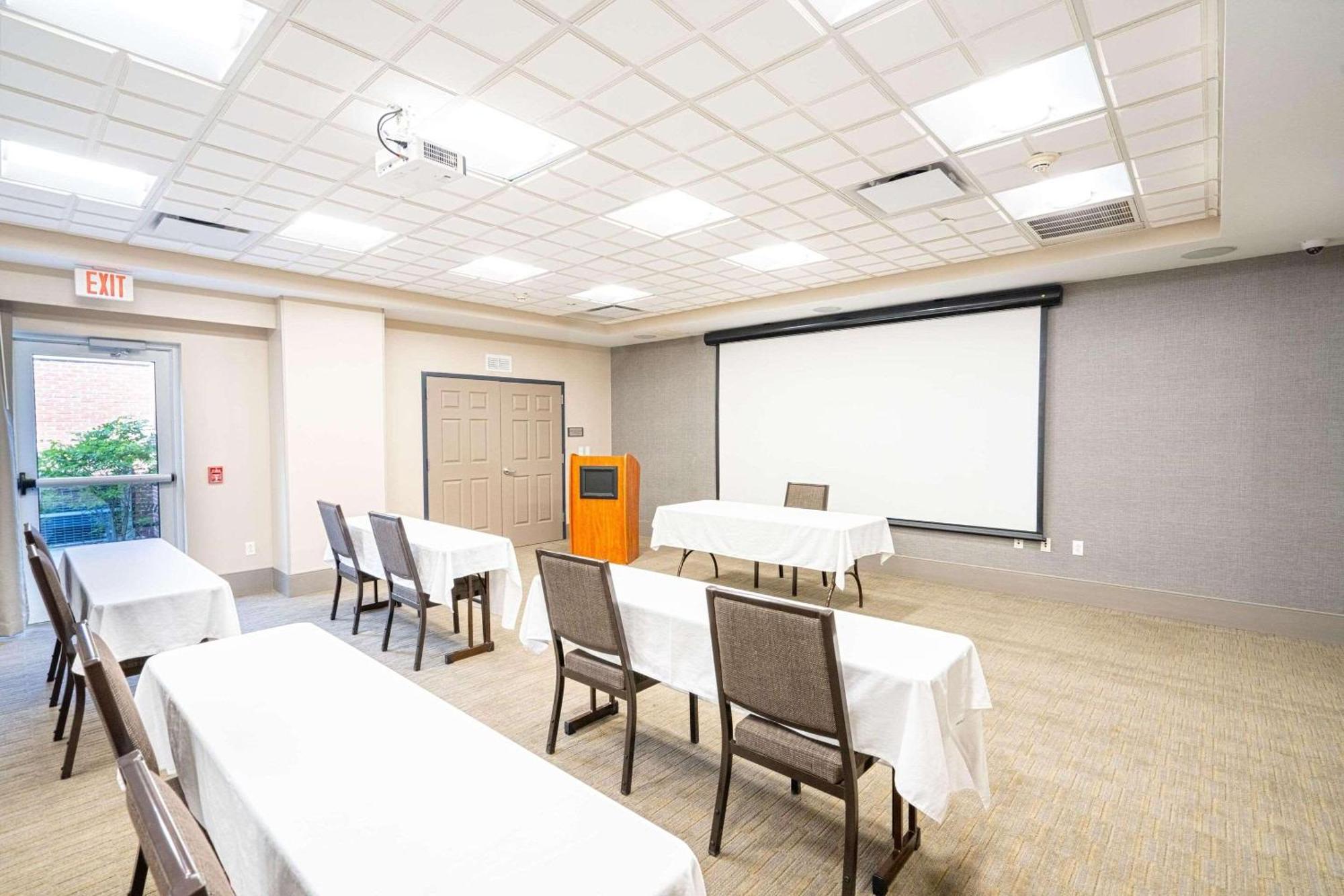 Hotel Country & By Radisson, Penn State Area , Pa 3*