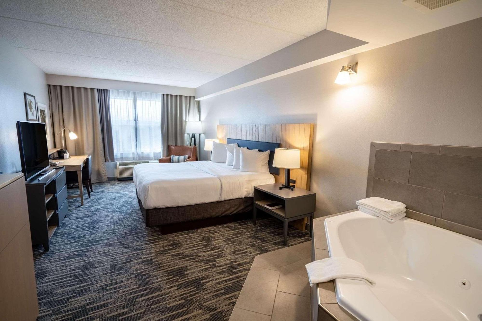 Hotel Country & By Radisson, Penn State Area , Pa State College