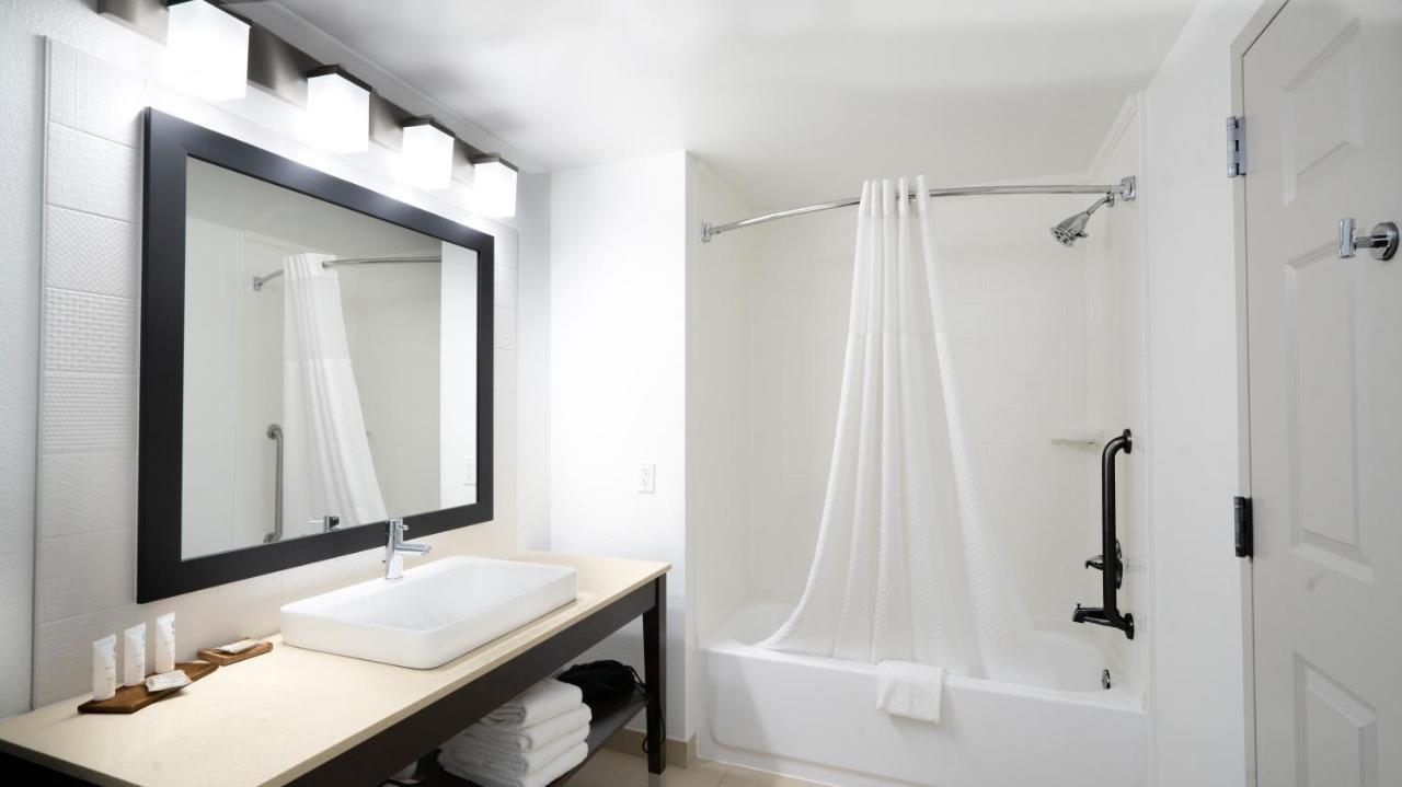 Country & By Radisson, Penn State Area , Pa 3* State College